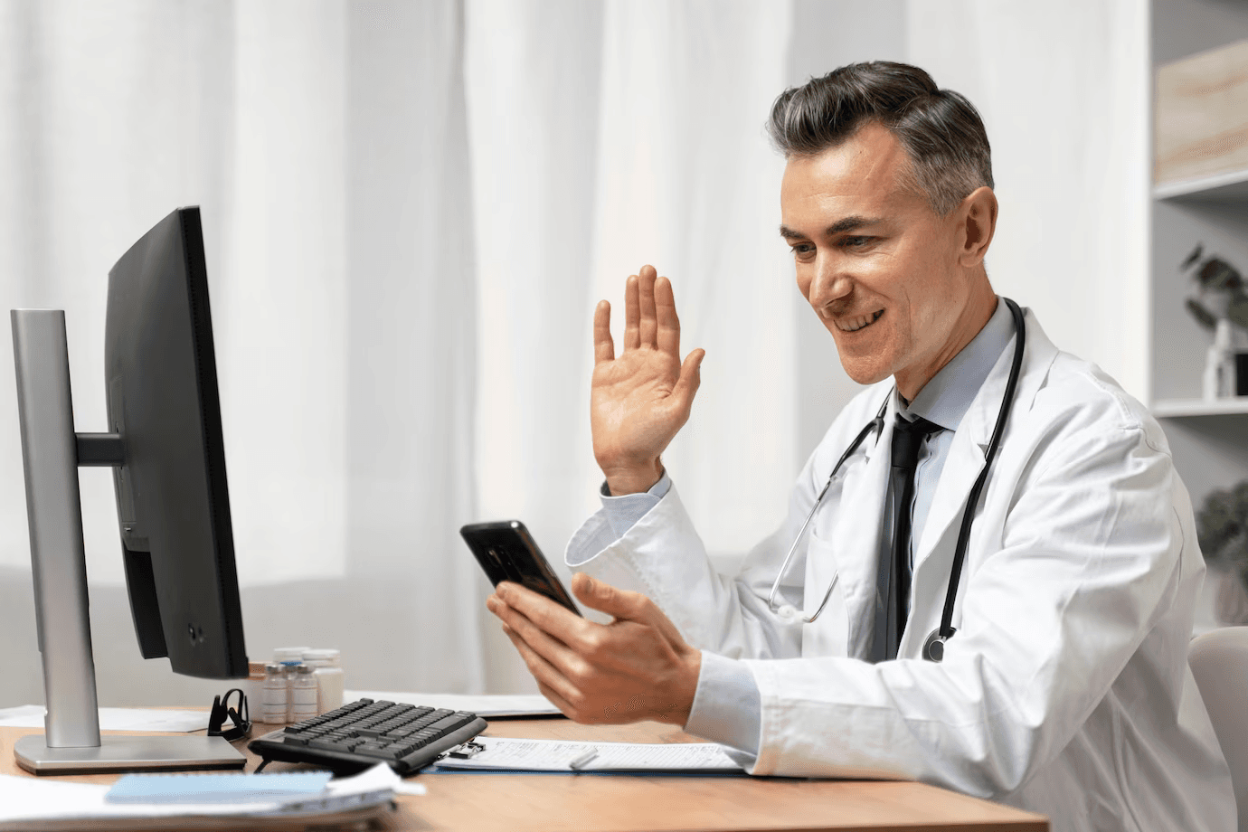 Médico realizando teleconsulta